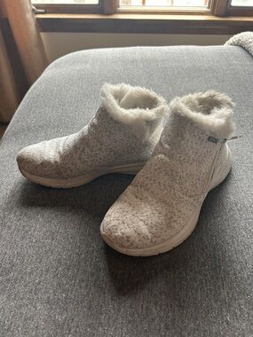 Apres Ski Faux-Fur Lined Winter Ankle Boots in white and gray